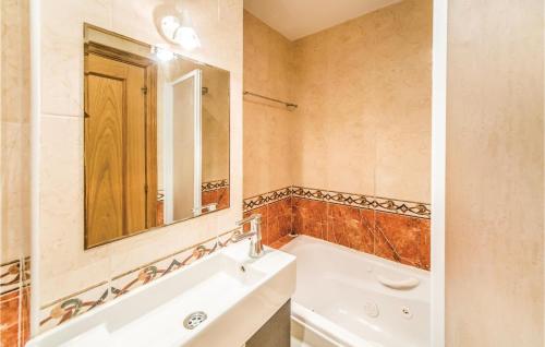 een badkamer met een wastafel en een spiegel bij Pet Friendly Apartment In Oropesa Del Mar With Swimming Pool in Oropesa del Mar