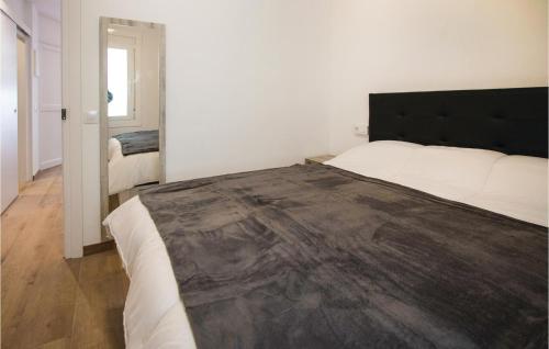 1 dormitorio con 1 cama grande en una habitación en Amazing Apartment In Blanes With Kitchen, en Blanes