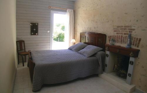 מיטה או מיטות בחדר ב-Beautiful Home In La Jonchere With 2 Bedrooms, Outdoor Swimming Pool And Heated Swimming Pool