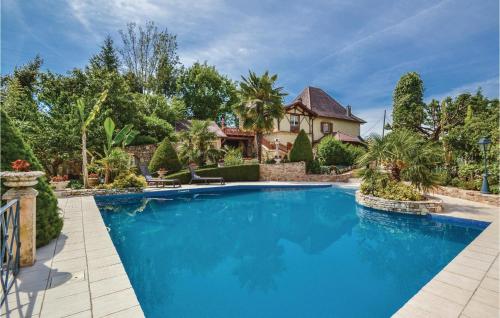 une grande piscine bleue devant une maison dans l'établissement Nice Apartment In Terrasson With Wifi, à La Talerie