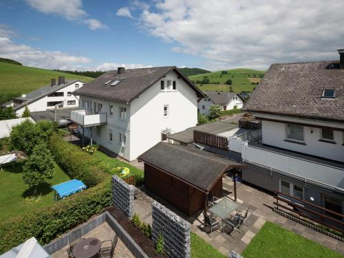 una vista aérea de una ciudad con casas blancas en Enchanting Holiday Home in B defeld with Terrace, en Schmallenberg
