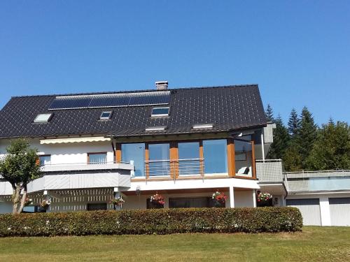 una casa con paneles solares en el techo en Apartment in Kniebis with garden seating area, en Kniebis