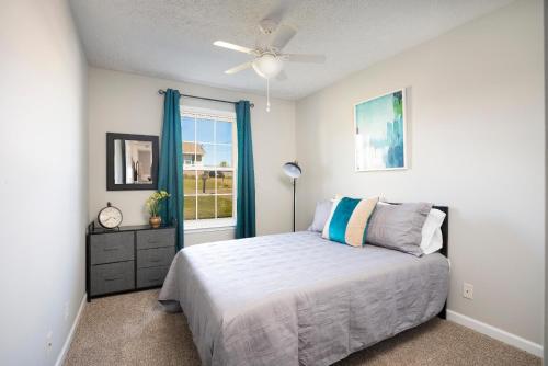 a bedroom with a bed and a window at 101 Karen Ct Conveniently Near Everything in Oak Grove