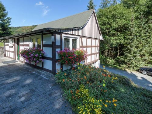 シュマレンベルクにあるModern Holiday home in Oberkirchen with Gardenの花の小屋