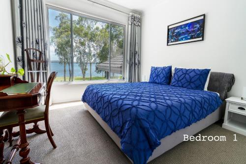 Posteľ alebo postele v izbe v ubytovaní Getaway Lakefront Environmental House on Lake Macquarie with Water View