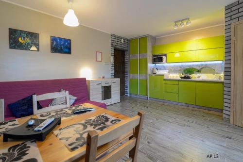 sala de estar con mesa y cocina en Apartament Luba, en Krynica Morska