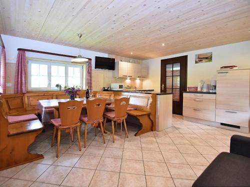 kuchnia ze stołem i krzesłami w pokoju w obiekcie Idyllic holiday home with private terrace w mieście Mühlenbach