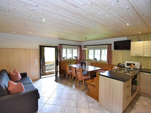 Virtuvė arba virtuvėlė apgyvendinimo įstaigoje Idyllic holiday home with private terrace