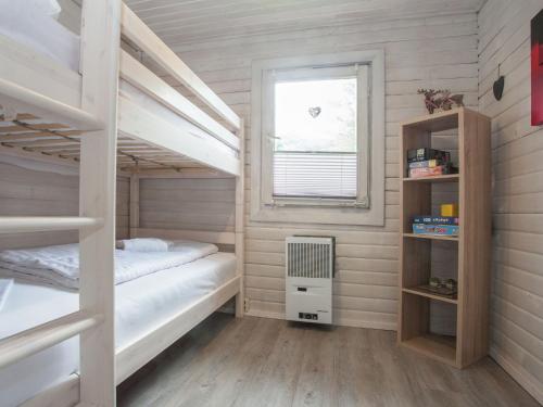 ヴィンターベルクにあるCozy Holiday Home in Niedersfeld with Private Gardenのベッドルーム1室(二段ベッド2台、窓付)が備わります。