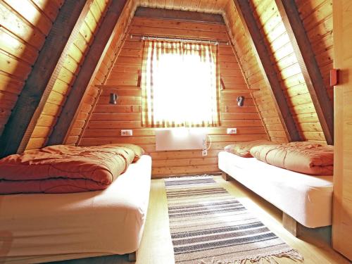 シュマレンベルクにあるMagnific Holiday Home in Untervalme near Ski Areaの窓付きの部屋 ベッド2台