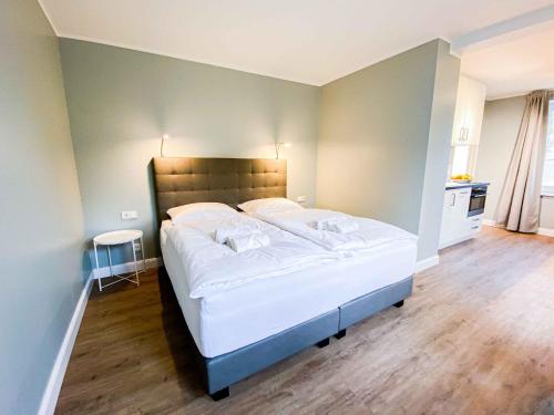 a bedroom with a large bed with white sheets at Ferienapartment Alte Bücherei in Mittelangeln