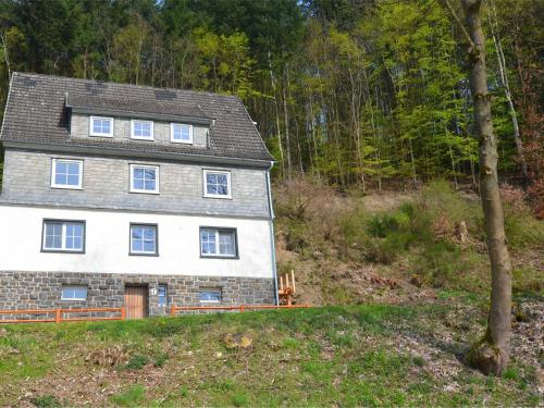une maison en pierre sur une colline dans les bois dans l'établissement house with private sauna garden and terrace, à Hallenberg