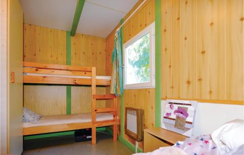 een slaapkamer met 2 stapelbedden en een raam bij 2 Bedroom Beautiful stacaravan In Casalabriva in Casalabriva