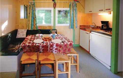 een kleine keuken met een tafel en een bank en een tafel bij 2 Bedroom Beautiful stacaravan In Casalabriva in Casalabriva