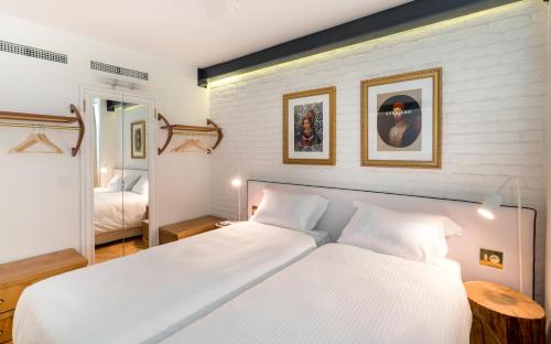 イスタンブールにあるPera Neufのベッドルーム1室(白いベッド2台付)
