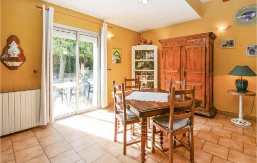 Φωτογραφία από το άλμπουμ του Stunning Home In Pujaut With Kitchen σε Sauveterre