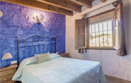 En eller flere senge i et værelse på Stunning Home In Almachar With 5 Bedrooms, Wifi And Outdoor Swimming Pool