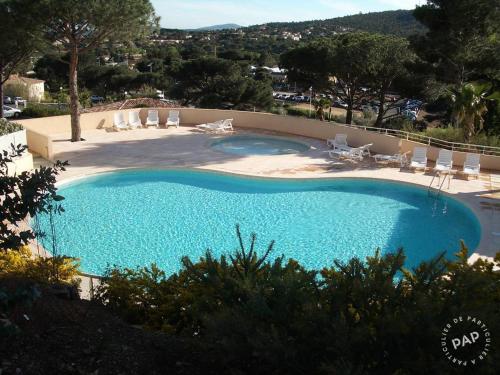 une grande piscine avec des chaises longues dans l'établissement Appartement T2 : Jardin, Piscine, Parking à Sainte-Maxime, à Sainte-Maxime