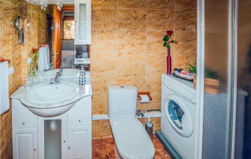 Ванна кімната в 1 Bedroom Gorgeous Apartment In La Omauela