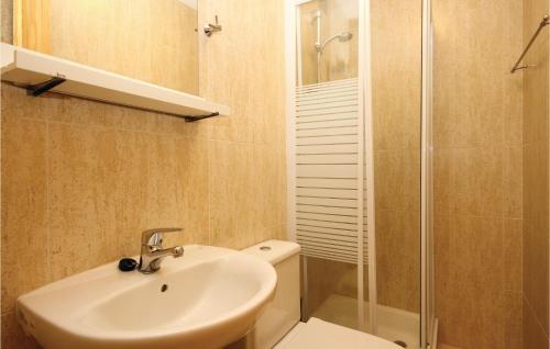 Imagen de la galería de Amazing Apartment In Fuengirola-carvajal With 2 Bedrooms, Wifi And Outdoor Swimming Pool, en Santa Fe de los Boliches