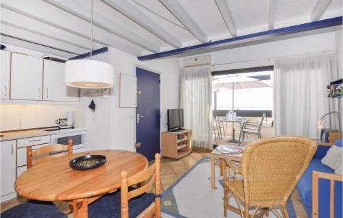 une cuisine et une salle à manger avec une table et des chaises dans l'établissement Lovely Apartment In Le Barcares, au Barcarès