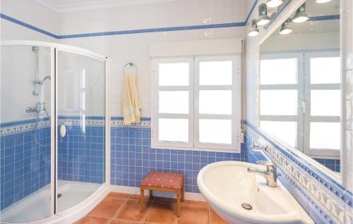 Ванна кімната в 6 Bedroom Beautiful Home In Huelva