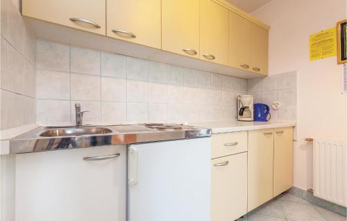 Cozy Apartment In Crikvenica With Wifi