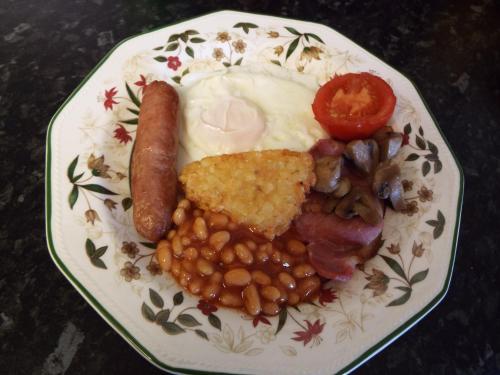een bord met worst, bonen en een tomaat bij Maluth Lodge in Great Yarmouth