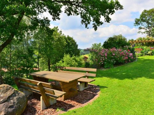 - une table de pique-nique en bois et un banc dans un parc dans l'établissement Holiday home with sauna near a ski resort, à Drachselsried