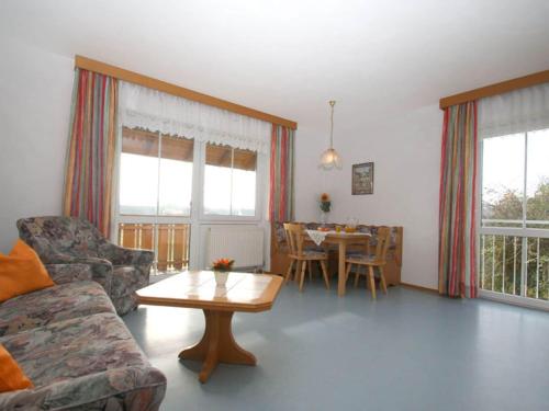 ein Wohnzimmer mit einem Sofa und einem Tisch in der Unterkunft Apartment in Rotthalm nster with Private Terrace Garden BBQ in Rotthalmünster