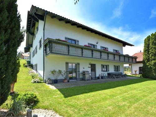 ヴァルトキルヒェンにあるBeautiful ground floor flat with private terrace in the Bavarian Forestの庭付きの家の外観