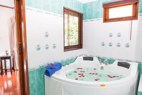 チャウエンにあるParadise Samui Villa (Villa 2)の緑と白のタイルを使用したバスルーム(バスタブ付)