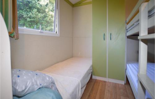 En eller flere senge i et værelse på 2 Bedroom Lovely stacaravan In Casalabriva