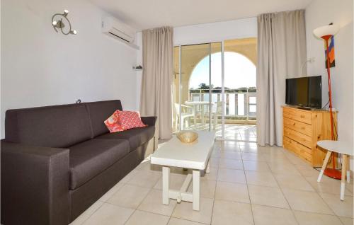 un salon avec un canapé et une table dans l'établissement 1 Bedroom Amazing Apartment In Prunete, à Prunete