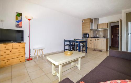 un salon avec une table et une cuisine dans l'établissement 1 Bedroom Amazing Apartment In Prunete, à Prunete