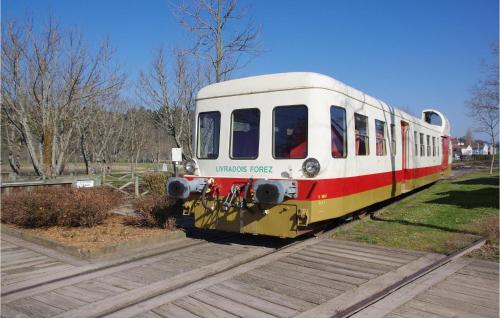 a white and red train is on the tracks at La Féculerie in Grandrif