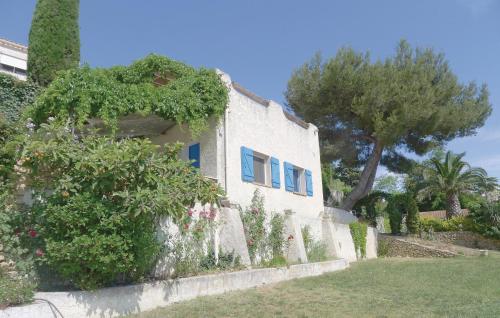 une maison blanche avec des plantes sur son côté dans l'établissement Stunning Apartment In Istres With Wifi, à Miramas