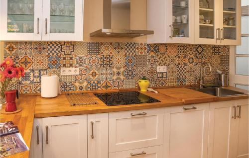 3 Bedroom Cozy Apartment In Sevilla