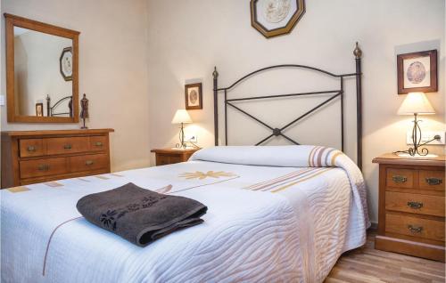 セビリアにあるAmazing Apartment In Sevilla With Kitchenのベッドルーム(大きな白いベッド1台、鏡付)