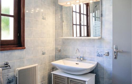 Kúpeľňa v ubytovaní Nice Home In Hauteville-sur-mer With 3 Bedrooms And Wifi