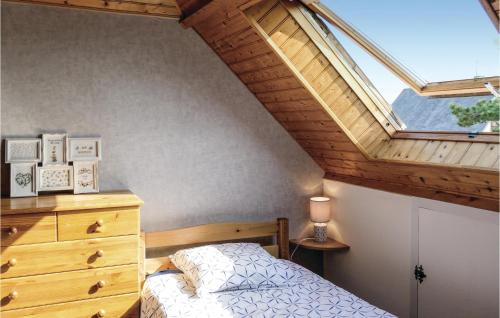 Posteľ alebo postele v izbe v ubytovaní Nice Home In Hauteville-sur-mer With 3 Bedrooms And Wifi