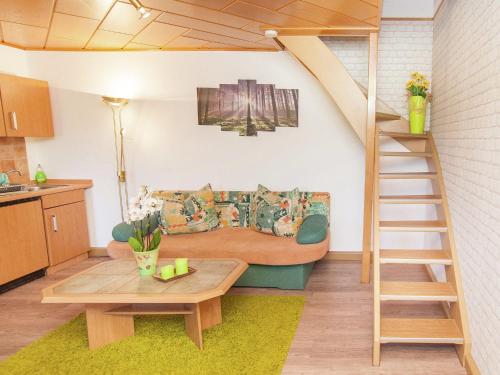 holiday home with sauna Thuringian Forest في نويهاوس آم رنفيغ: غرفة معيشة صغيرة مع أريكة وطاولة
