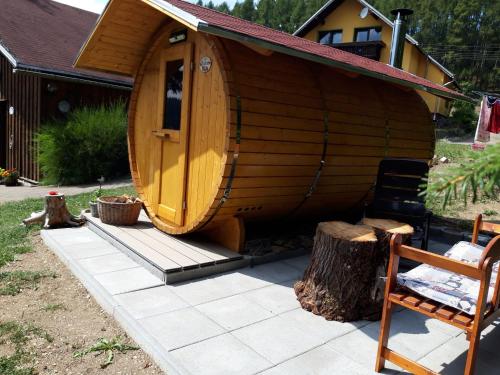 holiday home with sauna Thuringian Forest في نويهاوس آم رنفيغ: ساونا خشبية كبيرة مع طاولة وكرسي