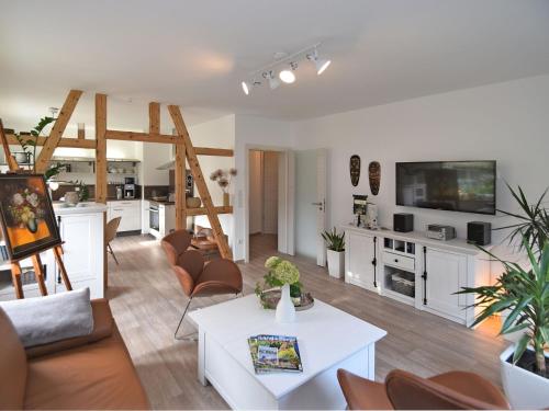 un grand salon avec une cuisine et un salon dans l'établissement Apartment with sauna in Sch nbrunn Thuringia, à Schönbrunn