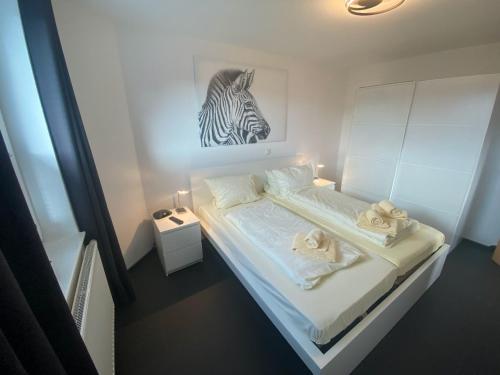 een slaapkamer met een bed met een zebrafoto aan de muur bij Geräumiges Apartment mit Balkon in Willingen in Willingen
