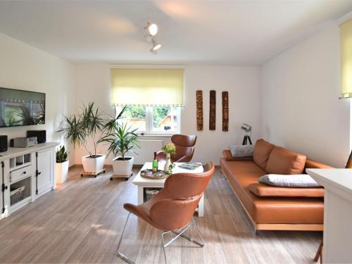 ein Wohnzimmer mit einem Sofa und einem Tisch in der Unterkunft Apartment with sauna in Sch nbrunn Thuringia in Schönbrunn