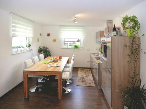 Il comprend une cuisine et une salle à manger avec une table en bois. dans l'établissement Modern Holiday Home in Schwarzhausen Near Forest, à Schwarzhausen