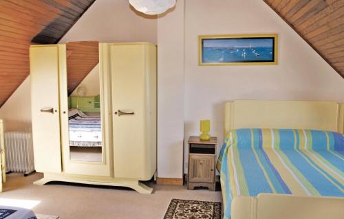 KerlouanにあるLovely Home In Kerlouan With Kitchenetteのベッドルーム(ベッド1台、鏡付)