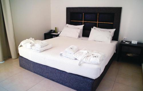 a bedroom with a bed with towels on it at Awesome Home In Rethymno Crete With 2 Bedrooms, Wifi And Outdoor Swimming Pool in Stavromenos