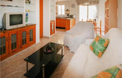 salon z kanapą i telewizorem w obiekcie Stunning Home In Orihuela Costa w mieście Playas de Orihuela